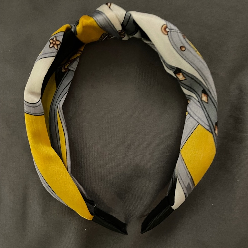 Headband with (fake) Top Knot